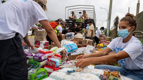 Voluntarios en La Guaira entregando comida en el estado venezolano