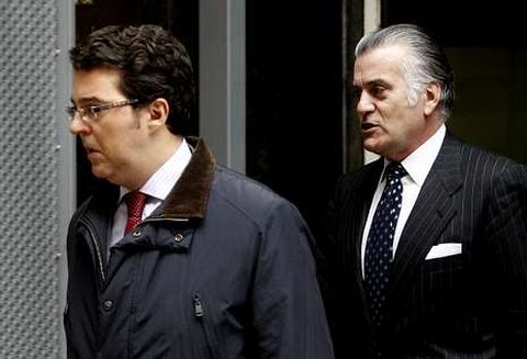 Luis Brcenas y su abogado, Alfonso Trallero, abandonan la sede de la Audiencia Nacional tras negarse el extesorero del PP a declarar ante el juez de instruccin Pablo Ruz, el pasado viernes.