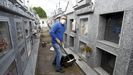 Uno de los vecinos que se acercaron al cementerio municipal de Monforte coincidiendo con su reapertura