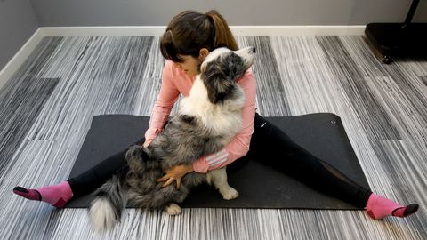 Patricia Guerrero, haciendo posturas en una sesin de doga