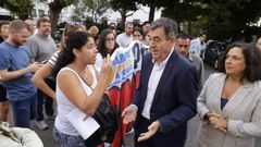 El conselleiro de Educaci�n, Rom�n Rodr�guez, y la delegada de la Xunta en A Coru�a, Bel�n do Campo, a las puertas del CEIP de Pr�cticas, donde los esperaban padres y madres para exigirle la reforma integral del centro