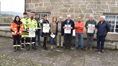 Vecinos con los carteles de la nueva campa�a Stop Velutina