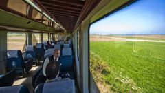 Interior del tren de la lnea Ferrol-Ribadeo y vistas, en una fotografa de archivo