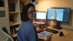 La artista Mar�a Novoa posa junto a un detalle de su mapa ilustrado de A Coru�a