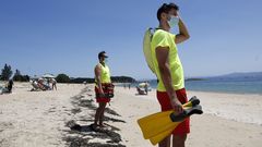 Socorristas, el verano pasado en la playa de Coroso