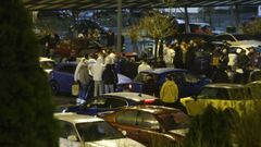 Decenas de personas participaron en la ltima kedada de coches en el centro comercial de As Termas
