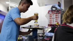 Imagen de archivo de un camarero en una cafeter�a del centro de Ourense