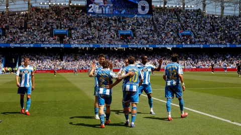 Los jugadores del Deportivo celebran un gol en el estadio Abanca Riazor