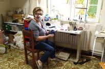 Paquita, la modista solidaria de Berdoias.Paquita Antelo cosiendo mascarillas para el Hospital de Cee