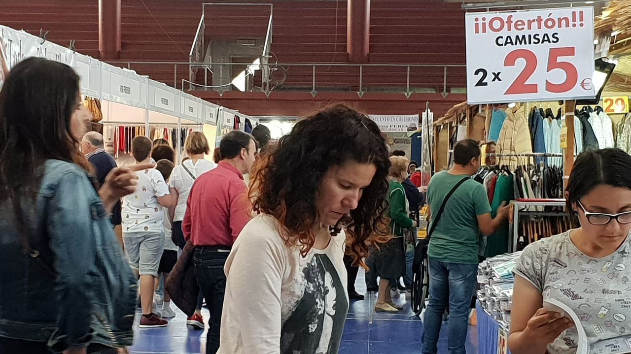 De ocio y de gangas en la feria de stocks con 60 comerciantes asturianos y gallegos en Vegadeo