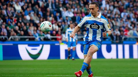 Luismi Cruz, golpeando el bal&oacute;n en un partido del D&eacute;por de la presente temporada.