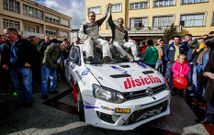 Amador Vidal y Francis Lema fueron vitoreados en la plaza del Concello de Vimianzo con el veh�culo Volkswagen Polo Proto Disiclin. 