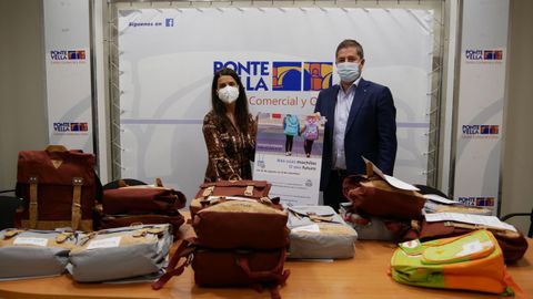 Reparto de mochilas de la campaña de la Fundación Amigos de Galicia, en el centro Pontevella