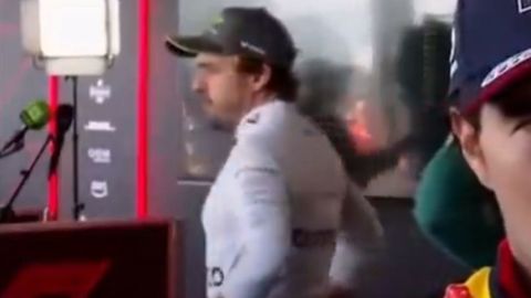 El gesto de Fernando Alonso al ser sorprendido por un invitado especial en el paddock