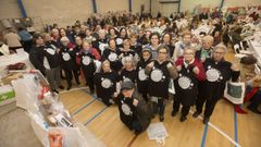 Cientos de encajeras palillando a un mismo son en el pabell�n municipal de Camari�as