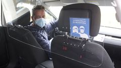 Alejandro Ramil, taxista en Nar�n, con la pantalla anti covid que ha instalado en el coche