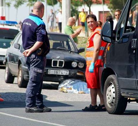 El cad�ver del fallecido, tras el atropello, antes del levantamiento