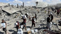 Gazates recogen `paquetes del Programa Mundial de Alimentos de la ONU en Jan Yunis.