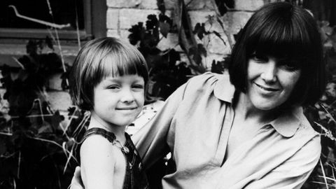 Mary Quant, con su hijo Orlando en su casa de Londres