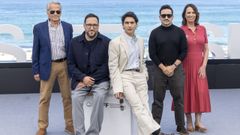 El director Carlos Torres (2i), el productor J.A. Bayona (2d), el actor Enzo Vogrincic (c), el superviviente Eduardo Strauch (i), y la hermana de un fallecido, Stella P�rez (d), en el Festival de Cine de San Sebasti�n.