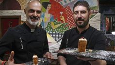 �ngel Canal y Juan Varela con el pincho M�scara, ganador del premio del jurado profesional del concurso Sabores de Primavera. 