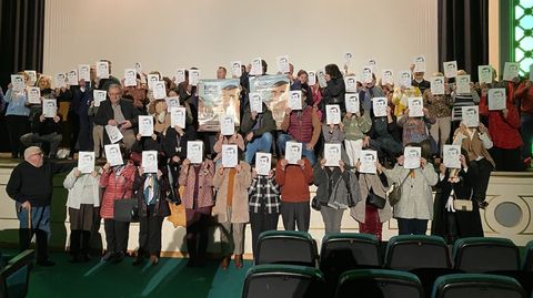 Codillo.Los asistentes a los homenajes de la Festa do Codillo apoyaron la campa�a del Ayuntamiento de Almendralejo de apoyo a �Bu�uel en el laberinto de las tortugas�, que opta a cuatro premios Goya