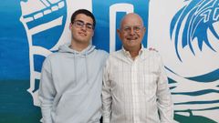 Alejandro P�rez, de 18 a�os, junto a Jos� Antonio Vilela, de 81, el martes tras la entrega del premio