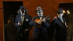 <span lang= gl >Evaristo Calvo, Vctor Mosqueirae Josito Porto ensaiando no auditorio de Rianxo</span>