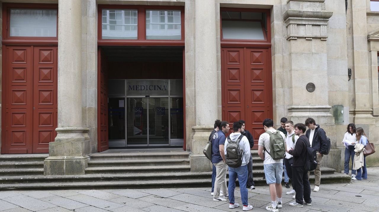 Medicina saca pecho de su nivel de excelencia en la recta final del conflicto para descentralizar esta titulación