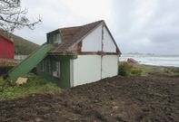 La casa demolida era pareada a esta que sigue en pie con vistas al faro Vil�n. 