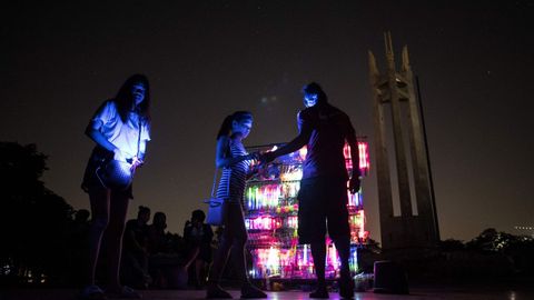 Un puesto con luminarias en Manila