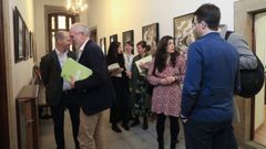 Varios concejales de las cuatro formaciones pol�ticas representadas en Raxoi, ayer en el pasillo del pazo que da acceso al pleno