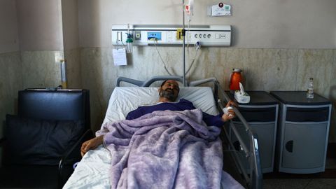 Uno de los cien heridos en el bombardeo sobre Karaj