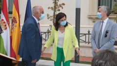 El nuevo consejero de Educaci�n y Cultura de La Rioja, Pedro Uru�uela N�jera; la presidenta de La Rioja, Concha Andreu; y el secretario general del PSOE de La Rioja y consejero de Gobernanza P�blica, Francisco Oc�n, durante el acto de toma de posesi�n de Uru�uela, tras la destituci�n de Luis Cacho