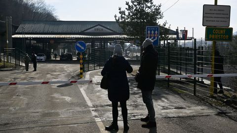 Ciudadanos cruzando la frontera entre Eslovaquia y Rusia