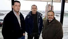 Jos� Manuel Traba, Manuel Mart�nez y Xan Garc�a, al t�rmino de la reuni�n de ayer en Fisterra.