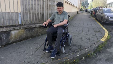 Otra de las aceras que bordean y dan acceso al campus universitario acaba directamente en bordillo.