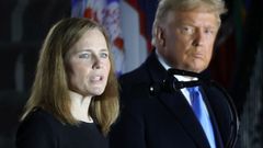 La jueza conservadora Amy Barrett, junto a Donald Trump
