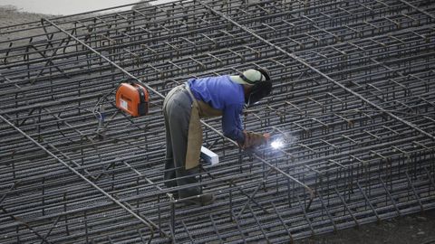 Un hombre haciendo labores de soldadura.