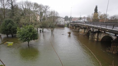 El río Tambre desbordó a su paso por Sigüeiro (Oroso).