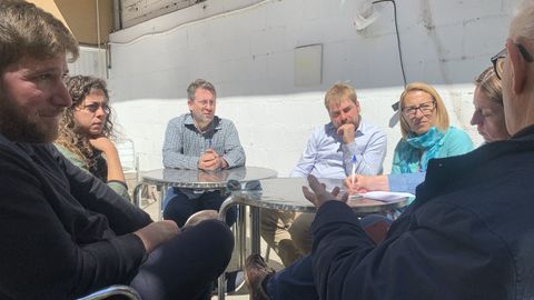 Reuni�n de la candidata a la Presidencia del Principado por Podemos, Lorena Gil, la candidata de la plataforma �Cambia Avil�s�, conformada por Podemos e IU, Tania Gonz�lez, y el portavoz de la formaci�n en el Parlamento Europeo, Miguel Urb�n con el comit� de empresa de Alcoa y Arcelor Mittal