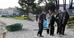 Un grupo de voluntarios recogieron ayer residuos del arenal de O Cabodeiro (A Illa). 