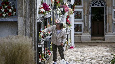 Los vecinos de A Pobra limpiaron y decoraron las lpidas del cementerio Santa Mara Antiga do Caramial