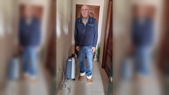 Manuel Barreiro, enfermo electrodependiente, en su casa de Borrifáns (Oza-Cesuras) con el oxígeno que necesita para respirar mientras duerme.