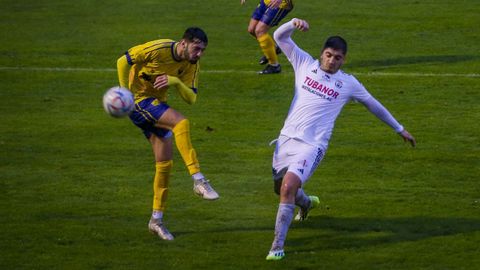 Piñeiro intercepta un balón en el último partido del Noia en casa ante el Dubra.