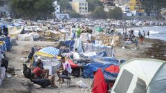 Centenares de asentamientos de migrantes en la playa ceut� del Trampol�n.