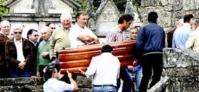 Una imagen del entierro de Samuel Gonz�lez, ayer en la parroquia de Luneda.
