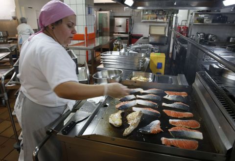Personal en la cocina del hospital Montecelo, donde se preparan cerca de mil men�s al d�a. 