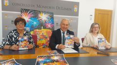 Prada, Tom y Doutn muestran ejemplares del programa de las fiestas y del Vern Cultural