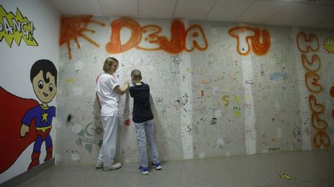 Mural con mensajes de niños del hospital de día de oncología del materno Hospital Teresa Herrera A Coruña
